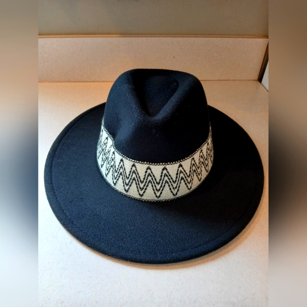 COPY - NEW TIME AND TRUE WOMEN'S WESTERN STYLE BLACK AND CREAM HAT